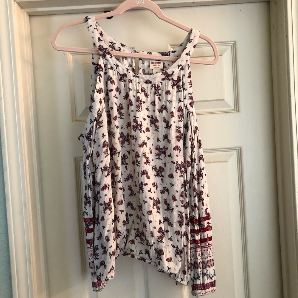 Lightweight cold- shoulder sleeved top